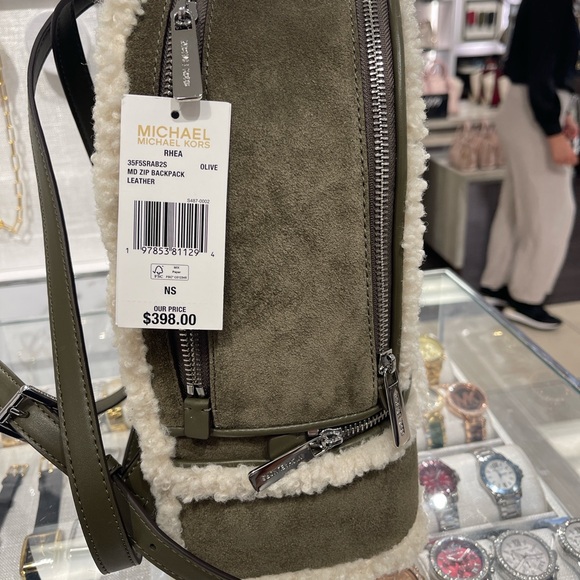MICHAEL KORS Rhea Medium Suede and Faux Shearling Backpack
Olive
NWT - Picture 16 of 16
